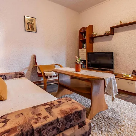 Apartment 1 Bedroom Front In *