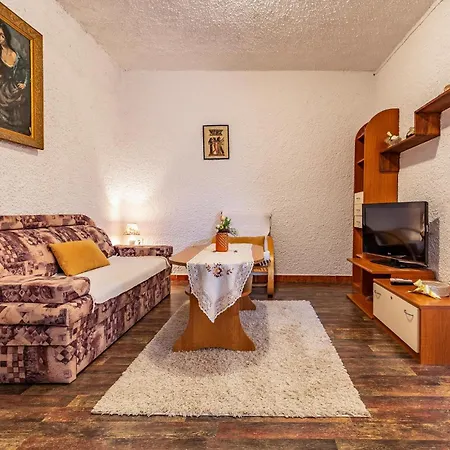 Apartment 1 Bedroom Front In *