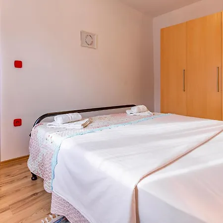 Apartment 1 Bedroom Front In *
